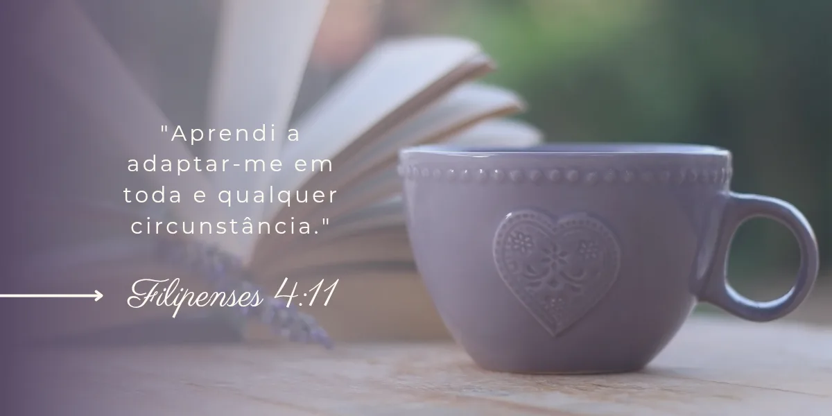 Xícara lilás ao lado de um livro aberto, com o versículo: “Aprendi a adaptar-me em toda e qualquer circunstância.” Filipenses 4:11.